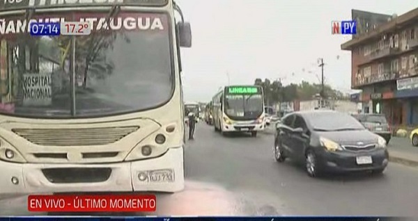 Pasajeros y chofer controlan principio de incendio en bus