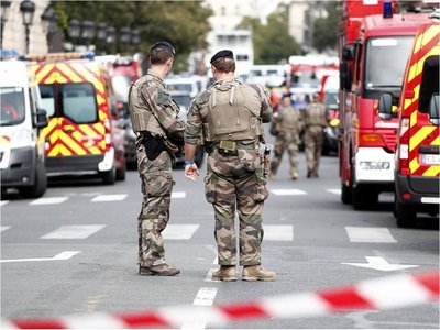 Cuatro muertos en ataque con cuchillo contra policías en París