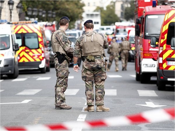 Cuatro muertos en ataque con cuchillo contra policías en París