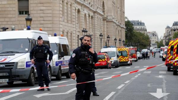 Cinco policías mueren en un ataque con arma blanca en la comisaría central de París - ADN Paraguayo