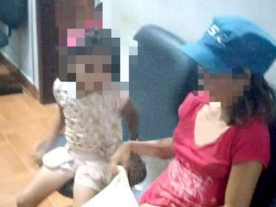 Agarró del cuello a su hija y la tiró al suelo