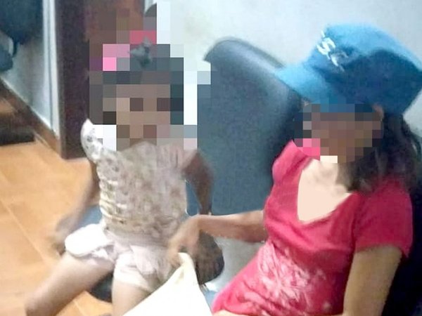 Agarró del cuello a su hija y la tiró al suelo