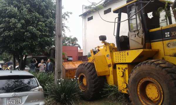 Derrumban caseta irregular frente a casa de Zacarías