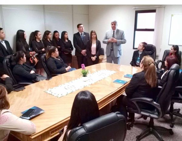 Universitarios en una visita educativa al Palacio de Justicia de Caacupé