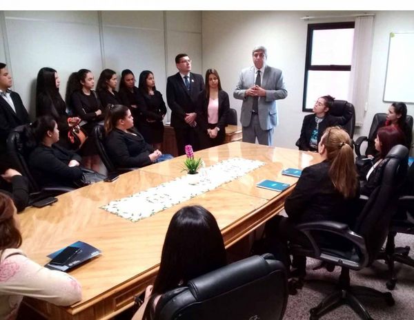 Universitarios visitan el Palacio de Justicia de Caacupé