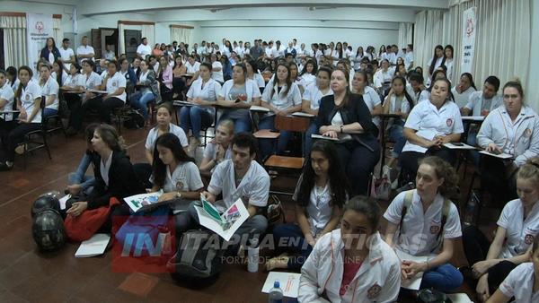 INSTRUYEN A FUTUROS PROFESIONALES EN EL MANEJO DE PACIENTES CON DISCAPACIDAD