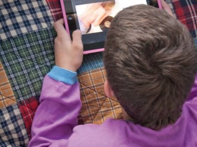 Adolescente extorsionó a su compañerito con fotos íntimas