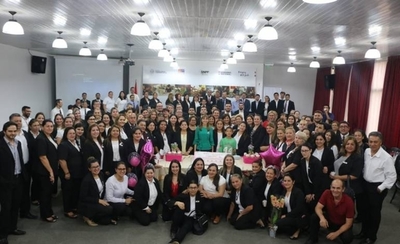 HOY / Bacigalupo celebra su cumpleaños en plena oficina y atornillada en el cargo