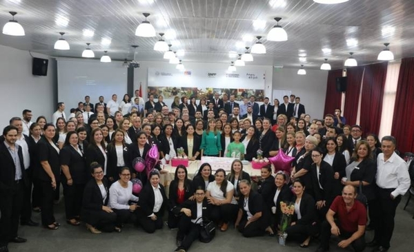 HOY / Bacigalupo celebra su cumpleaños en plena oficina y atornillada en el cargo