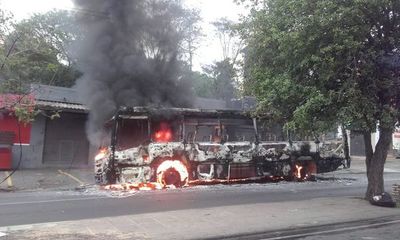Colectivo de la línea 37 se incendió sobre Médicos del Chaco - La Primera Mañana - ABC Color