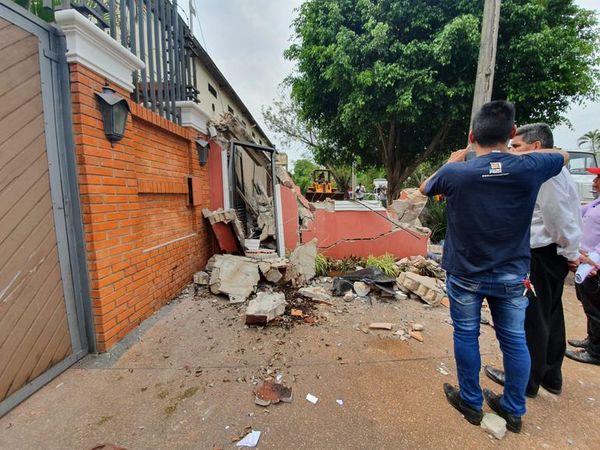 Demolieron caseta irregular frente a domicilio de Zacarías Irún - A La Gran 7-30 - ABC Color