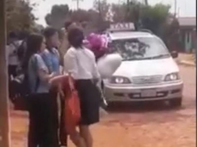 Con globos le pidió que sea su novia, pero fue rechazado