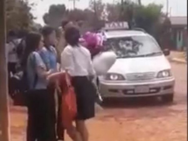 Con globos le pidió que sea su novia, pero fue rechazado