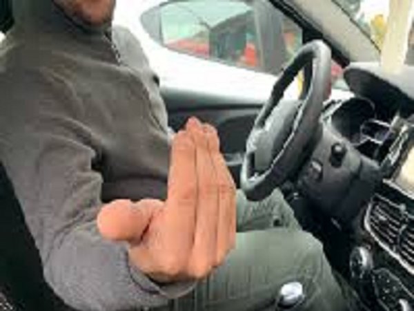 Acosa a las pasajeras y les ofrece viajar gratis