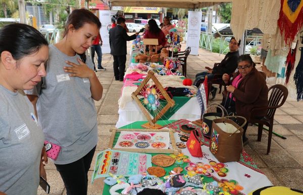 Artesanos exponen sus productos en Itapúa