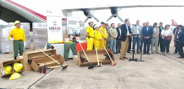 Estados Unidos donó equipos de combate para 2.000 bomberos del Paraguay - Nacionales - ABC Color