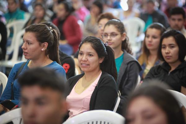 Gobierno entrega recursos para fortalecer redes de salud y apoyar educación de jóvenes de Caazapá