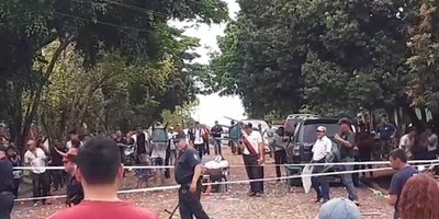 M. OTAÑO: MANIFESTACION CONTRA INTENDENTE TERMINA EN PELEA CON SIMPATIZANTES DE CHÁVEZ