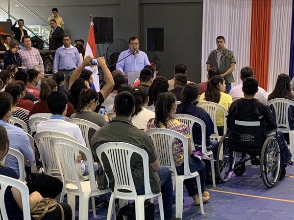 Gobierno entrega millonario aporte para estudiantes de Caazapá - .::RADIO NACIONAL::.