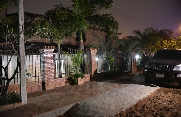 Hallan frondosa documentación sobre créditos y depósitos de dinero en casa de “gestora” del BNF - Nacionales - ABC Color