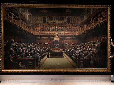 Óleo de Banksy con chimpancés en el Parlamento se vende por USD 12 millones