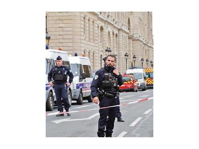 Funcionario  policial asesina a 4 compañeros en Francia