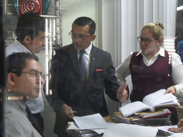 Fiscalía analiza llamativa resolución que salvaría a Torres de caso coima