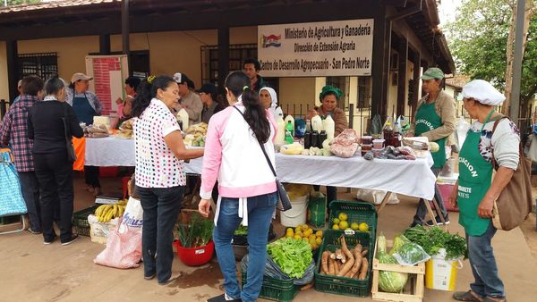 Realizan feria de productores