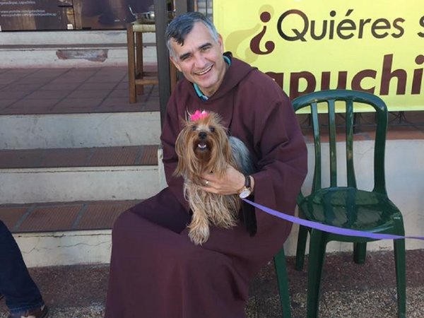 Hermanos capuchinos bendicen a mascotas por su día