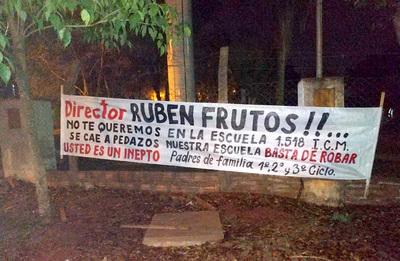 Padres de alumnos “declaran la guerra” a director de una escuela