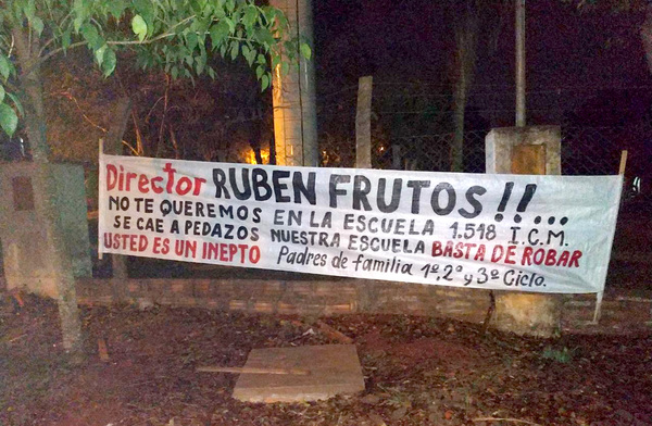 Padres de alumnos “declaran la guerra” a director de una escuela