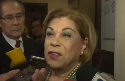 Ministra que pidió colocar sus fotos es hospitalizada