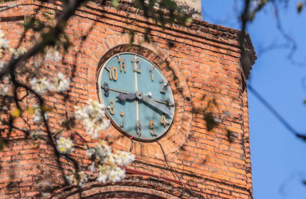 La hora oficial se adelantará en 60 minutos desde este domingo