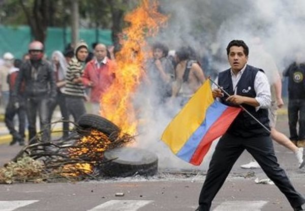 Fuertes choques entre policías y manifestantes en Quito por el aumento del precio de los combustibles | .::Agencia IP::.