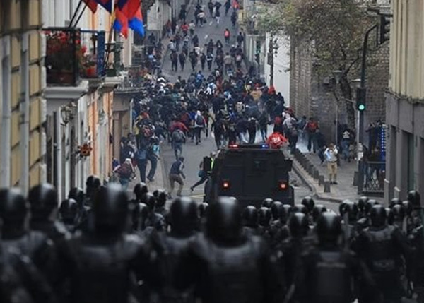 Decenas de heridos y casi 300 manifestantes detenidos en Ecuador