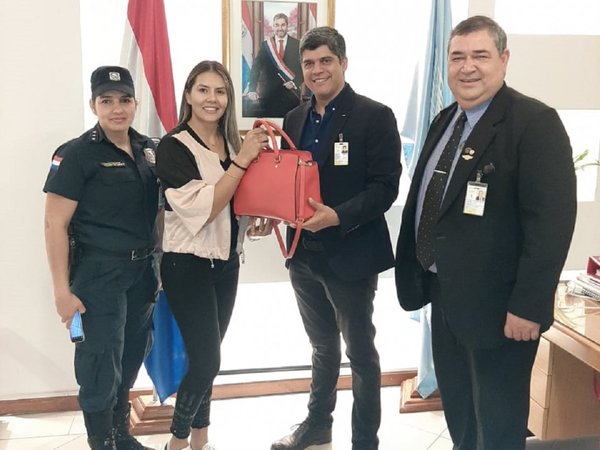 Mujer recupera cartera con USD 9.000 que olvidó en el aeropuerto