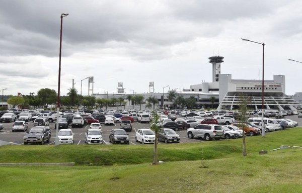 Hallan cartera con 9 mil dólares en el aeropuerto y devuelven a su dueña - ADN Paraguayo