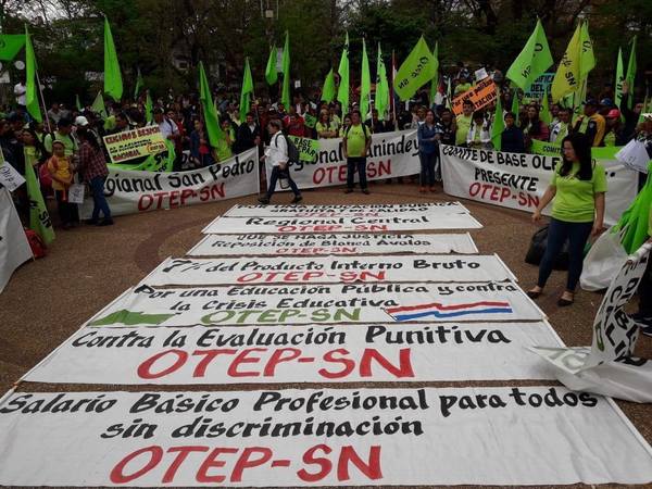 Exigen que el presidente cumpla sus promesas. Docentes marcharon por el microcentro de Asunción - ADN Paraguayo