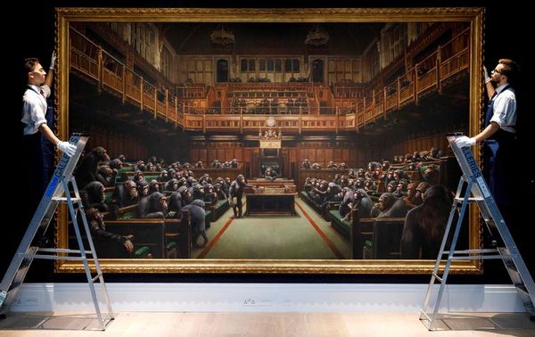 Un óleo de Banksy con chimpancés en el Parlamento se vende por 12 millones  - Artes Plásticas - ABC Color