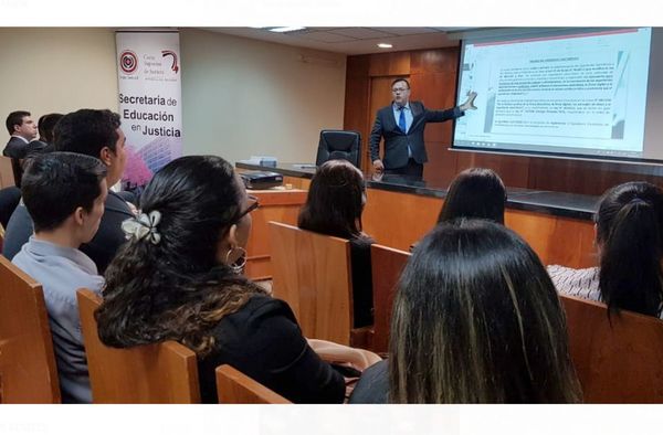 Estudiantes de Encarnación y CDE en Palacio de Justicia