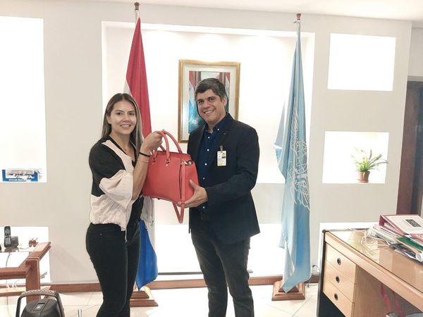Policías devuelven cartera con US$ 9.000 que fue olvidada en el aeropuerto - Nacionales - ABC Color