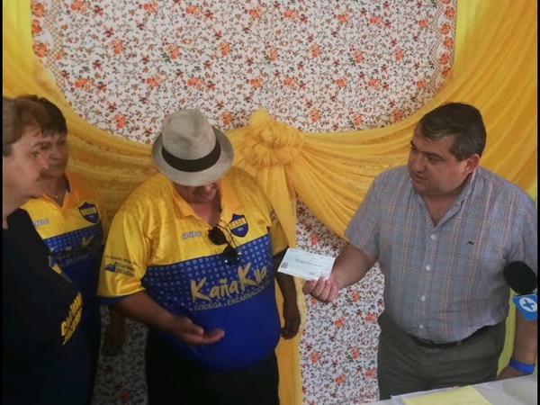 MUNICIPIO ENTREGA APORTE ECONÓMICO AL CLUB DEPORTIVO ENCARNACIÓN