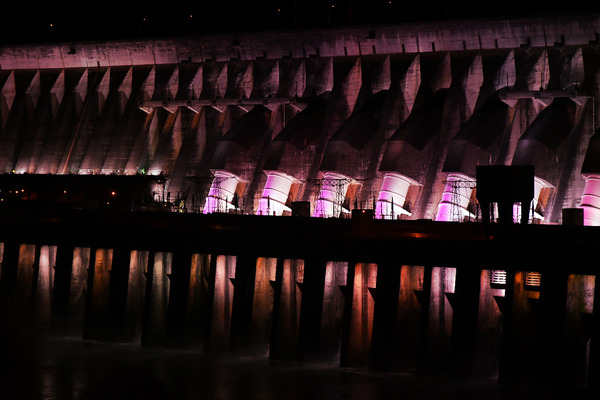 Iluminación monumental de ITAIPÚ será rosa desde hoy en adhesión a campaña para prevenir el cáncer de mama | .::PARAGUAY TV HD::.