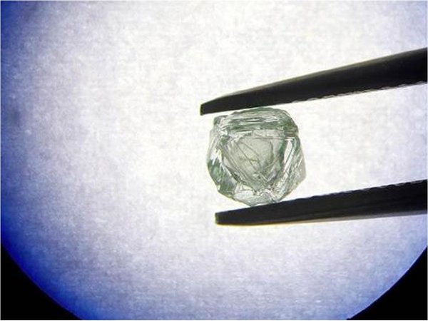 Hallan en Sibera por primera vez un diamante con otro en su interior