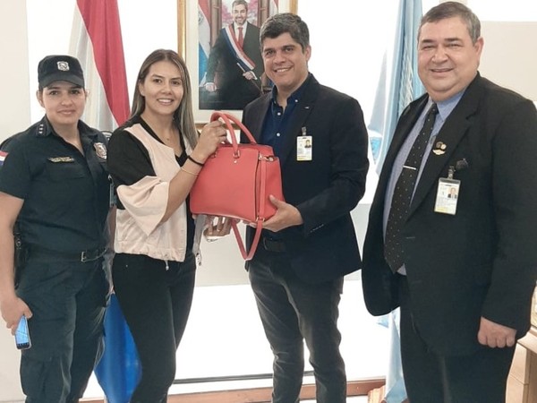 Olvidó su cartera y le devolvieron: tenía 9.000 dólares
