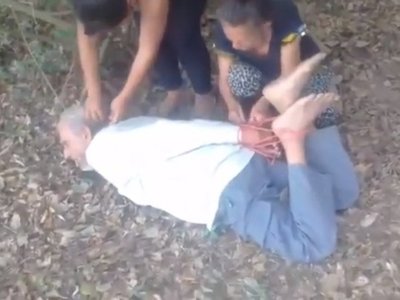 VIDEO: Ataron de pies y manos a abuelito y lo tiraron al monte