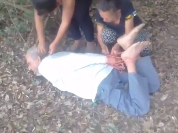 VIDEO: Ataron de pies y manos a abuelito y lo tiraron al monte