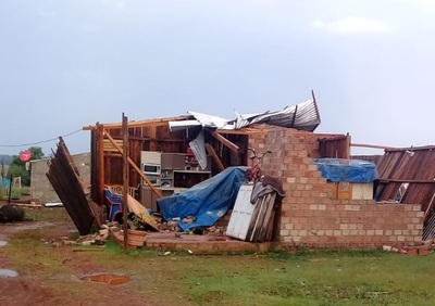 Temporal destecha casas en Presidente Franco