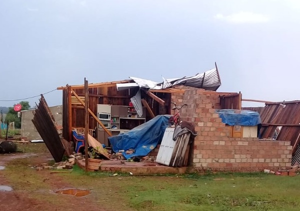 Temporal destecha casas en Presidente Franco