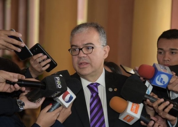 Ejecutivo oficializa salida de Julio Ullón de jefatura de Gabinete